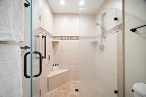 Dusche, Haartrockner, Handtücher, Seife