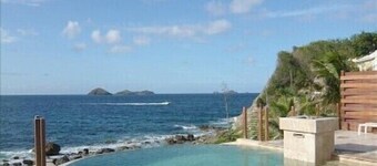 WATERFRONT PRIVATE ESTATE ! CHECK OUR REVIEWS 95% RETURNING GUESTS WALK TO BEACH