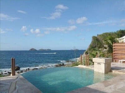 WATERFRONT PRIVATE ESTATE ! CHECK OUR REVIEWS 95% RETURNING GUESTS WALK TO BEACH