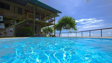 Una piscina al aire libre