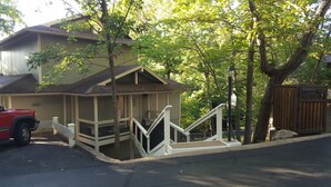 Une maison à deux étages dotée d’un porche abrité et d’un petit escalier menant à l’étage supérieur.