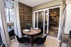 Dining - NEW and BEAUTIFUL WITH A STUNNING VIEW OF NATURE (Vila Luiza)