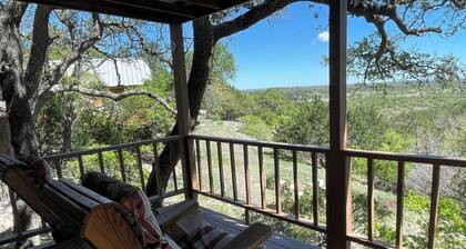 Varjostettu, Ridge Top Cabin ~ Yksityinen Deck W / Constant Breeze W / Näkymät jopa 40 kilometriä