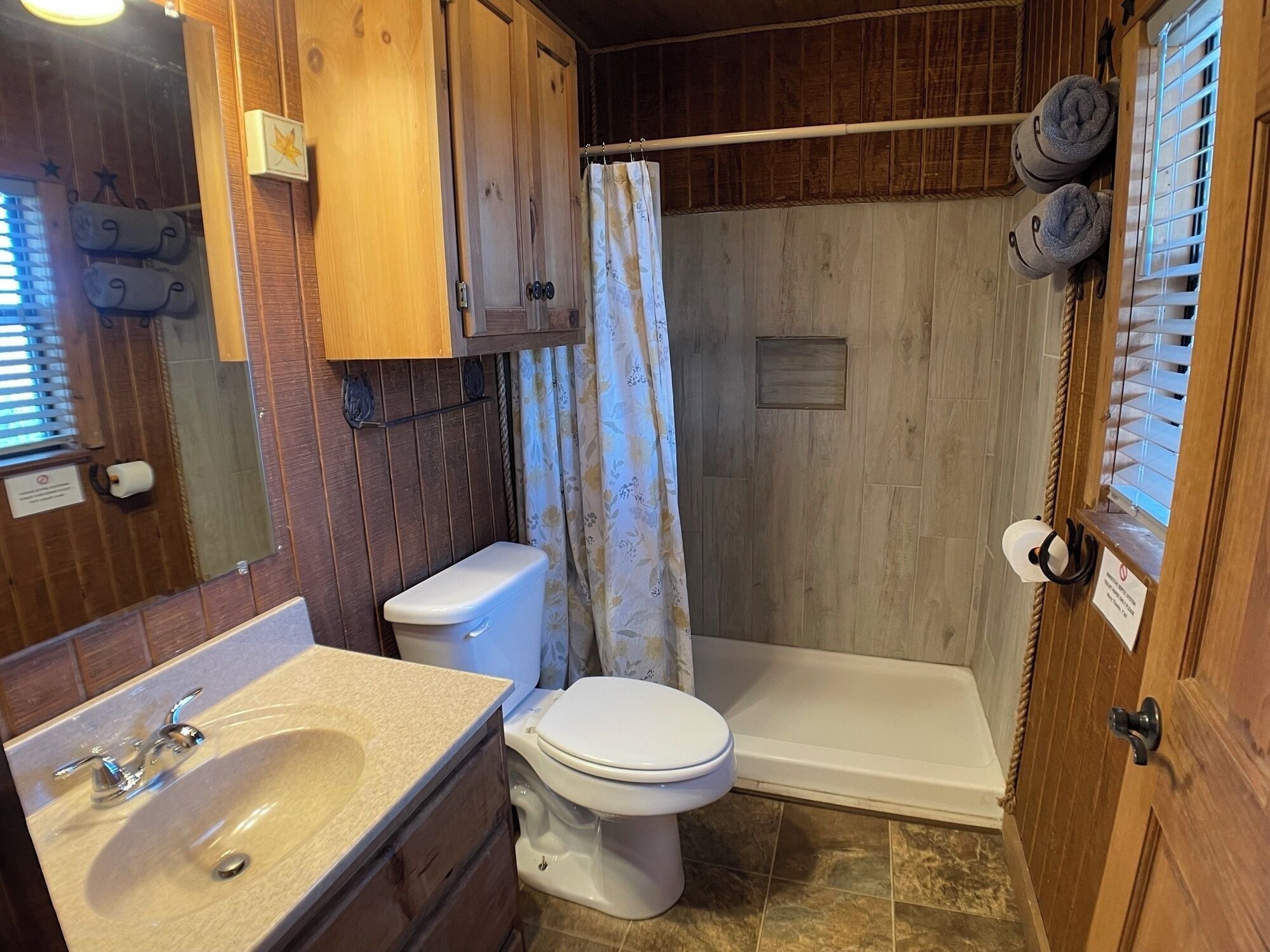 Een kleine badkamer met wastafel, toilet en douche.