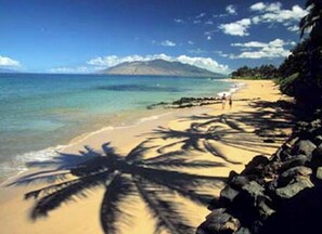 Playa en los alrededores, camastros y toallas de playa 