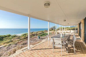 تناول الطعام بالخارج