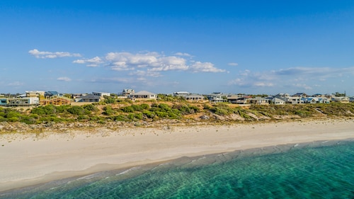 Oceanside relaxing beach front views. Wifi .  Light spacious for shared times