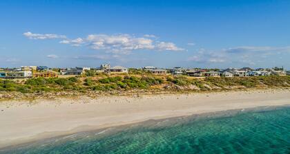 Oceanside relaxing beach front views. Wifi . Light spacious for shared times