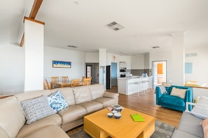 Smart TV, DVD player, ping pong - Oceanside relaxing beach front views. Wifi . Light spacious for shared times (Peppermint Grove Beach)