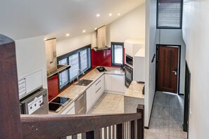 Fridge, microwave, oven, stovetop - Tranquil Stream Side Retreat (Wanaka)