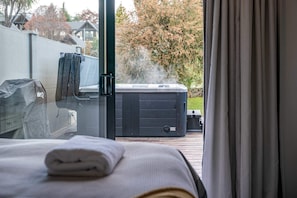 3 bedrooms, iron/ironing board, WiFi, bed sheets - Tranquil Stream Side Retreat (Wanaka)