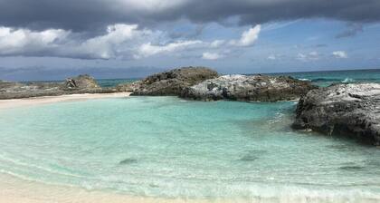 Privé 2 chambres en bord de mer immobilier 100 verges d'une plage de sable rose abandonnée