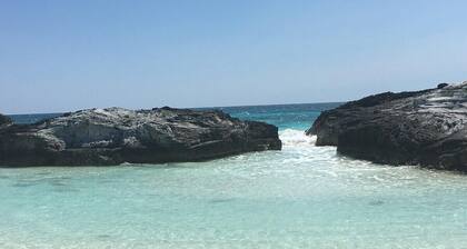 Privates 2-Schlafzimmer-Anwesen am Strand, 100 Meter von einem einsamen, rosa Sandstrand entfernt