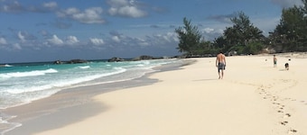 Privé 2 chambres en bord de mer immobilier 100 verges d'une plage de sable rose abandonnée