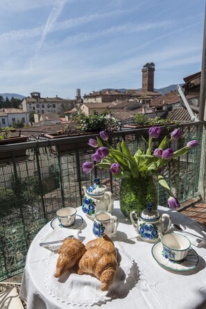 Outdoor dining -  Lucca center: Duke Design apartment  with wonderful view (Lucca)