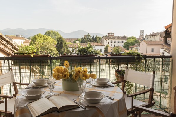 Outdoor dining -  Lucca center: Duke Design apartment  with wonderful view (Lucca)