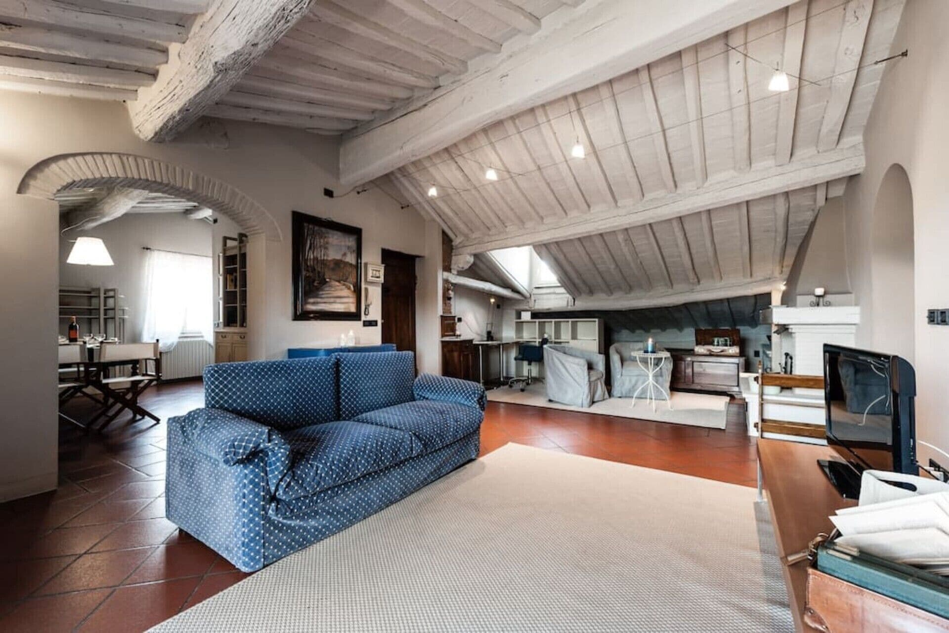 TV connectée, cheminée, livres, chaîne hi-fi