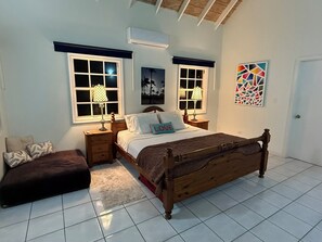 3 habitaciones, caja de seguridad en la habitación y escritorio