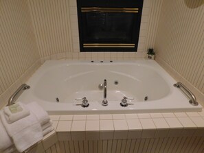 Dusche, Whirlpool, Handtücher, Seife