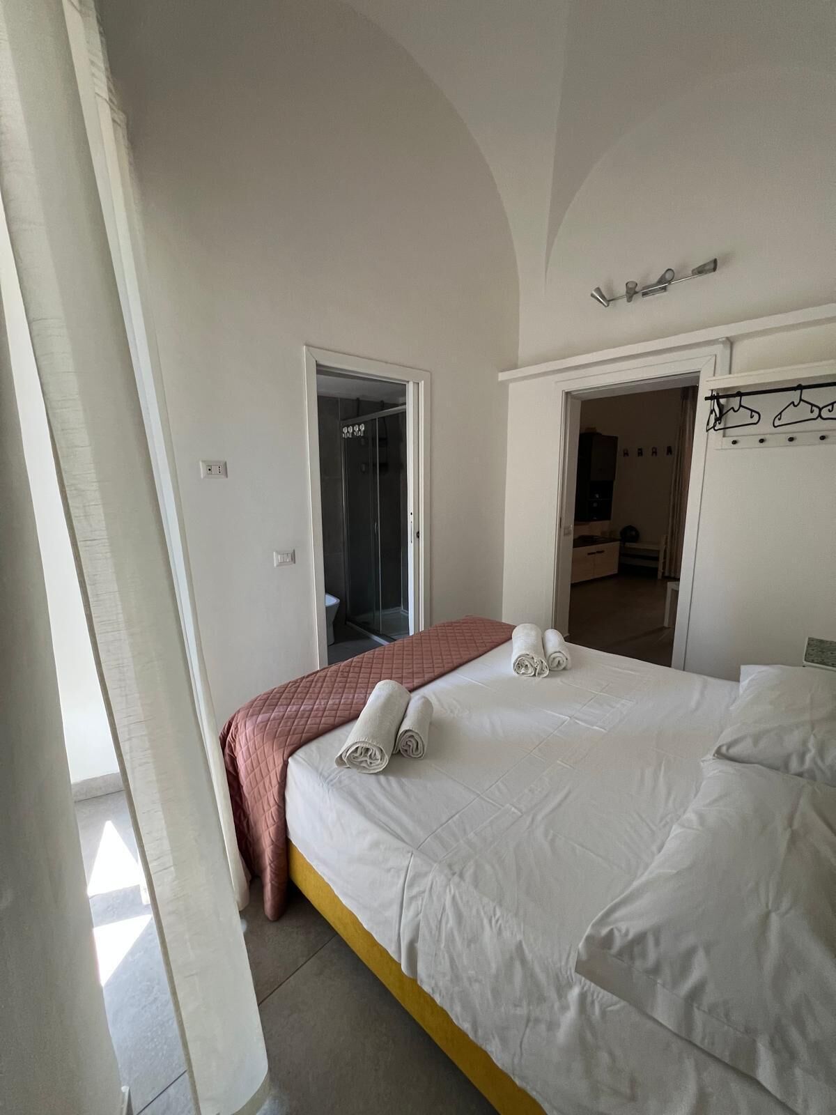 2 habitaciones, tabla de planchar con plancha y cuna de viaje 