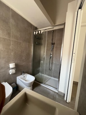 Shower, hair dryer, bathrobes, bidet - APARTMENT, VACATION HOME CATANIA (Catania)