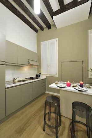 Geladeira, micro-ondas, cooktop, lava-louças