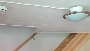 Una scala in legno con una sedia a pian terreno.