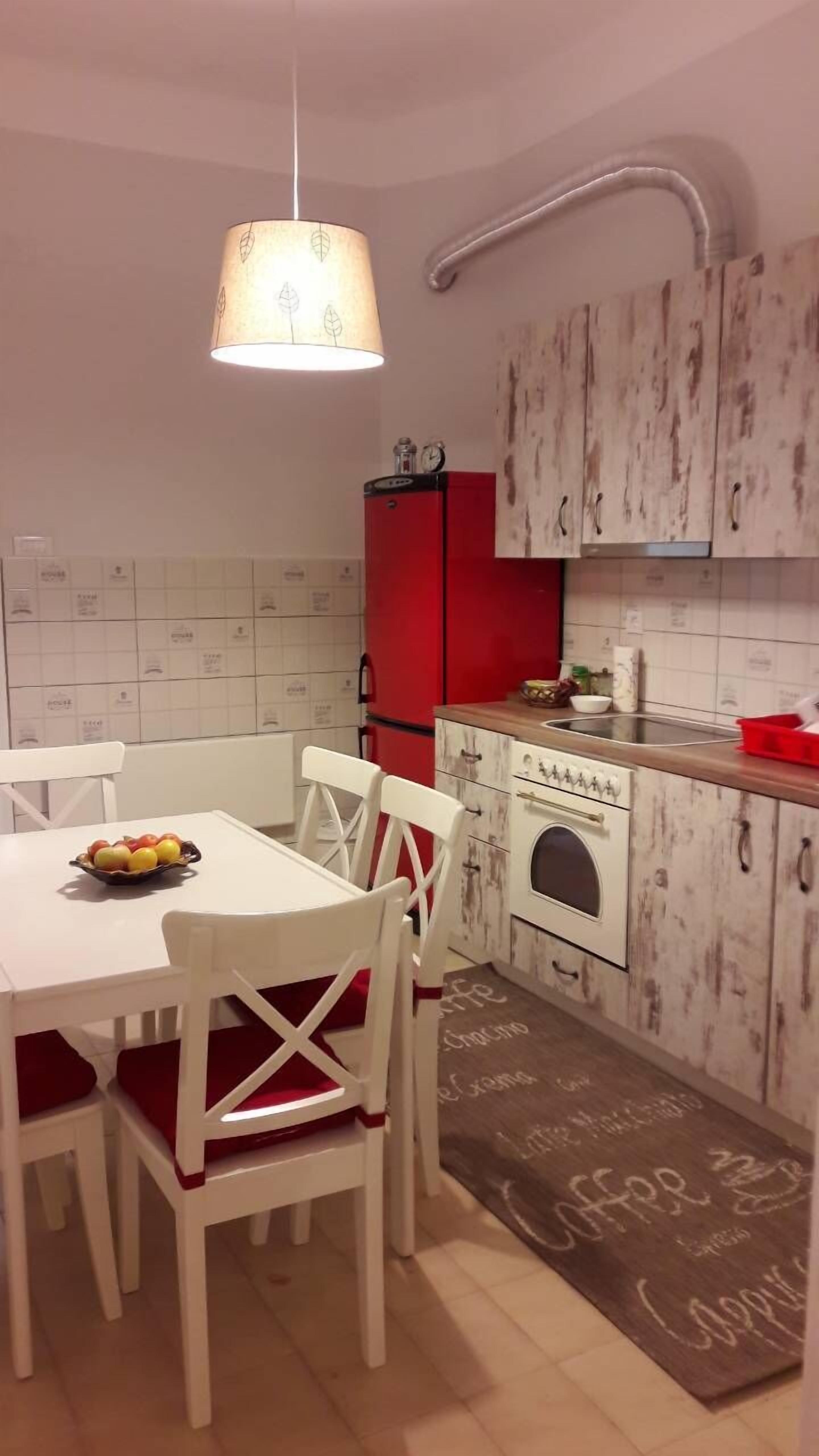 Kühlschrank, Mikrowelle, Ofen, Geschirrspüler