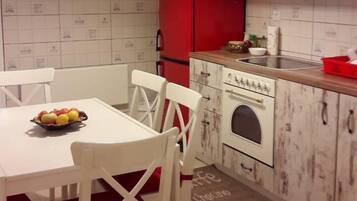 Kühlschrank, Mikrowelle, Ofen, Geschirrspüler