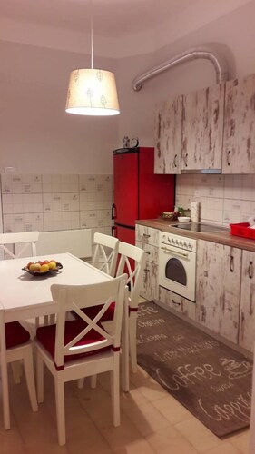 Nous organisons des cosmétiques, des coiffeurs et des services dentaires.