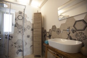 Bruser, hårtørrer, bidet, håndklæder