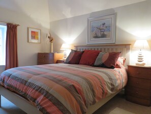 1 habitación, tabla de planchar con plancha y cuna de viaje 