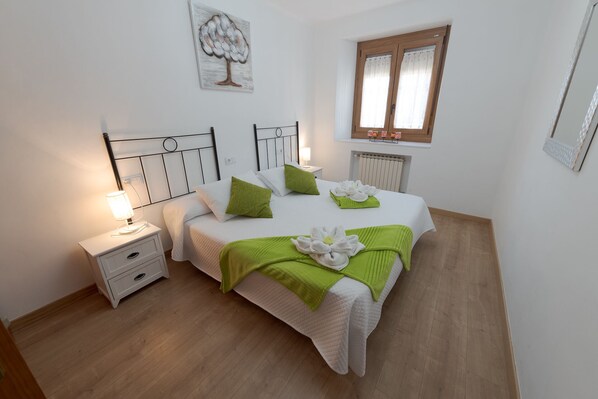 5 soverom, strykejern/-brett, internettilgang og sengetøy