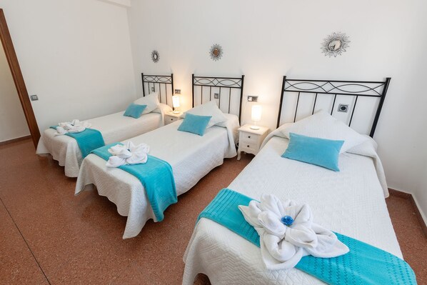 5 slaapkamers, een strijkplank/strijkijzer, internet, beddengoed