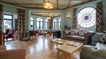 Smart TV, DVD player, table tennis, books