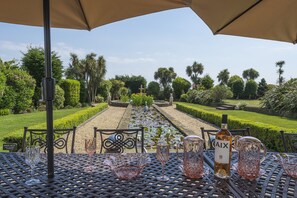 Outdoor dining - Luxury Art Deco,  Award Winning and truly iconic for up to 16 guests (Shanklin)