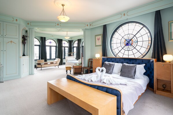 6 bedrooms, desk, iron/ironing board, free WiFi - Luxury Art Deco, Award Winning and truly iconic for up to 16 guests (Shanklin)