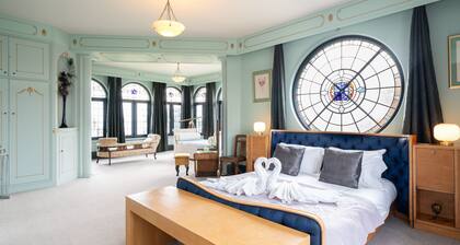 Luxury Art Deco, Award Winning and truly iconic for up to 16 guests