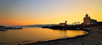 Marigré beautiful vacation home by the sea, garden, relaxation, Wi-fi & terrace overlooking Etna