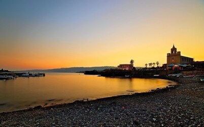 Marigré Beautiful beach house with solarium wooden walkway, sun-terrace&garden.