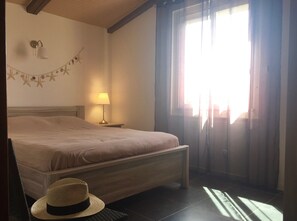 1 chambre, fer et planche à repasser, Wi-Fi gratuit, draps fournis