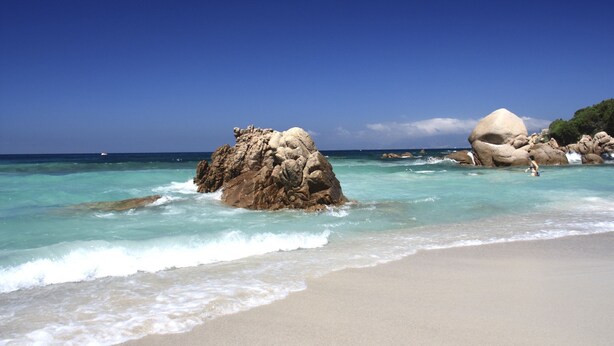 A beach with clear turquoise water, large rocks, and a sandy shore. - Très bel appartement Porticcio, vue mer sur le golfe d'Ajaccio (Grosseto-Prugna)