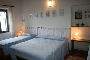 2 quartos, ferros/tábuas de passar roupa, berço de viagem