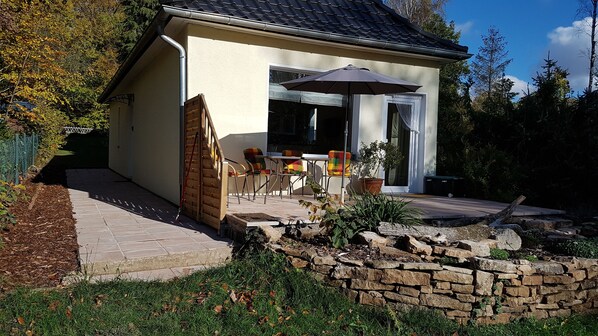 Outdoor dining - House with private terrace, large garden and playground next to the forest (Bad Sachsa)