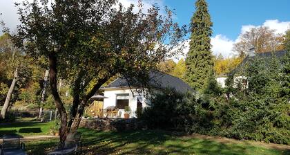 Casa con terraza privada, amplio jardín y parque infantil al lado del bosque