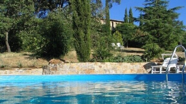 A clear blue swimming pool with a stone wall and lounge chairs. - Holiday house for 2 pesons on small Estate with pool, near hot springs (Civitella Marittima)