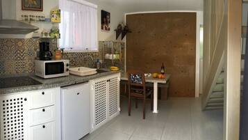 Een koelkast, een magnetron, een koffiezetapparaat/waterkoker