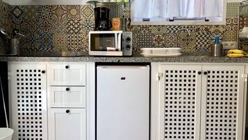 Een koelkast, een magnetron, een koffiezetapparaat/waterkoker