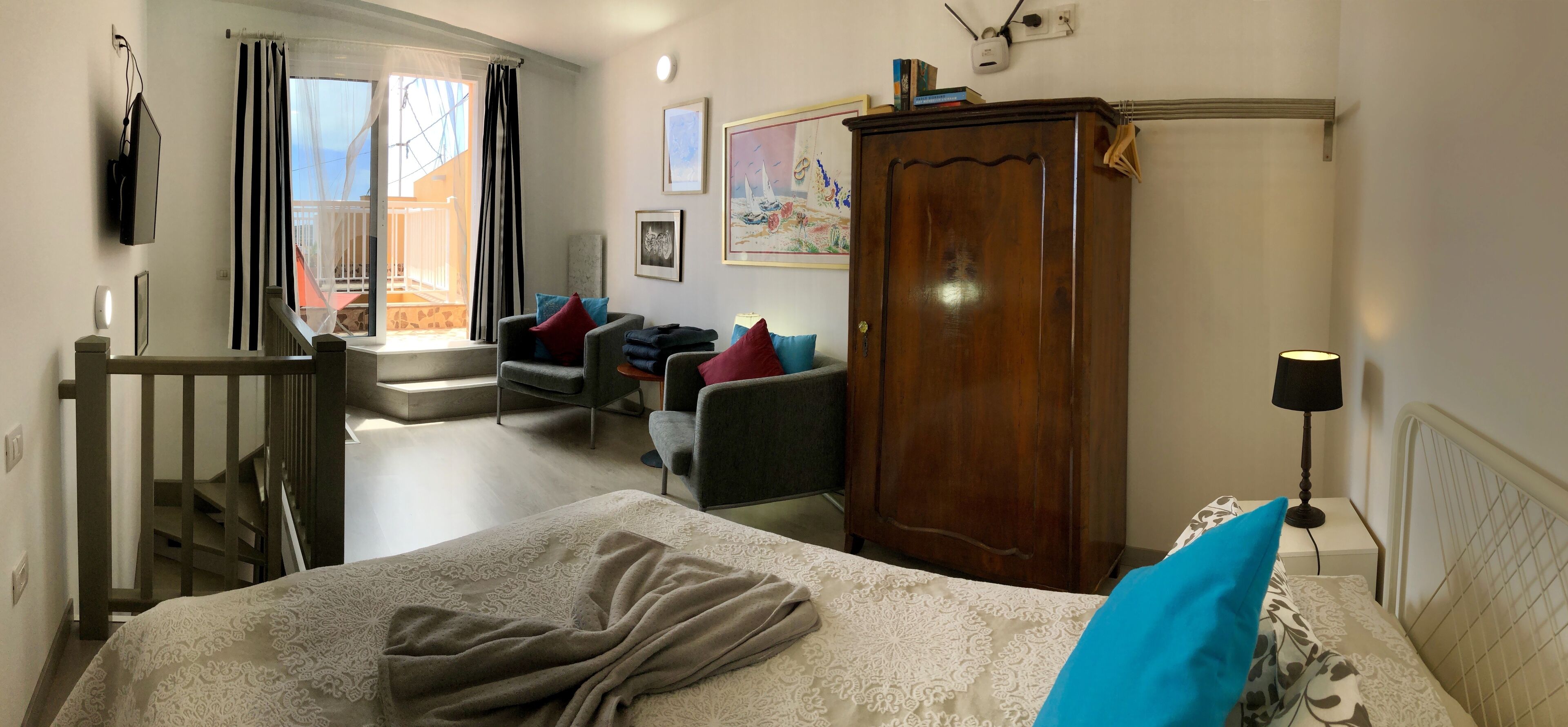 Une chambre à coucher avec un lit, une armoire, un bureau et une chaise.