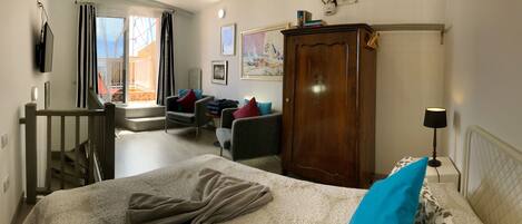 Une chambre à coucher avec un lit, une armoire, un bureau et une chaise.